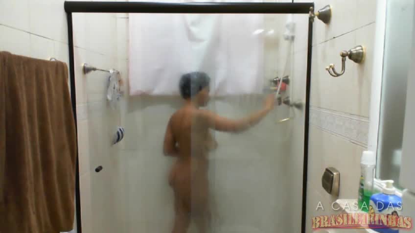 Lana Paes tomando banho e brincando com o chuveiro entre os peitos