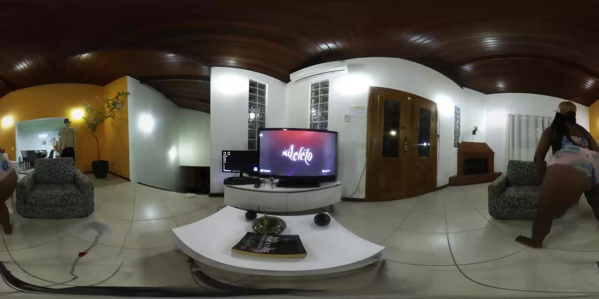 Já imaginou curtir uma atriz pornô dançando funk em 360º? Assista Jeniffer Blu rebolando