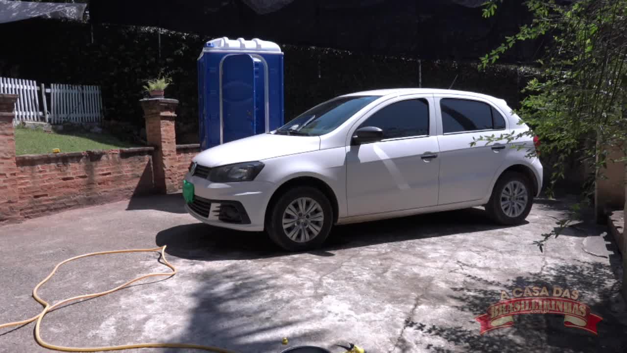 Atriz Carolina Carioca lavando o carro pelada 
