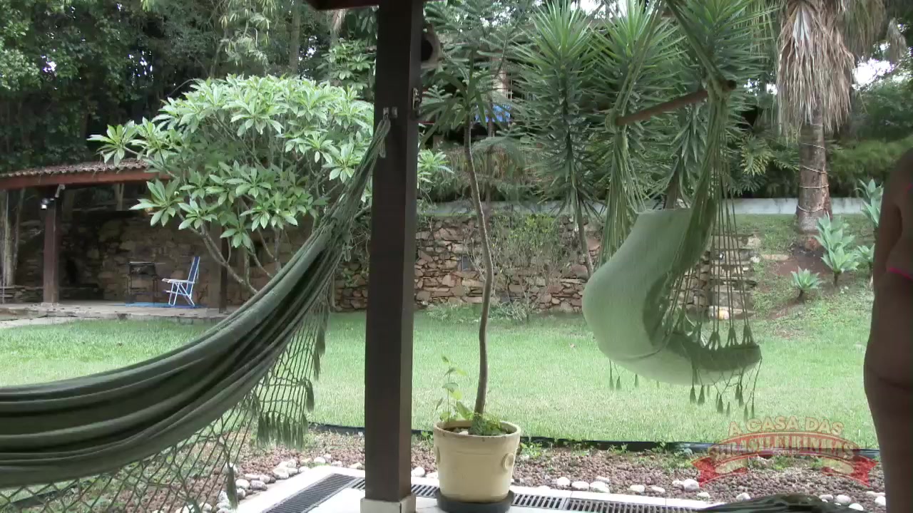 Julia Mattos pelada na piscina do nosso reality