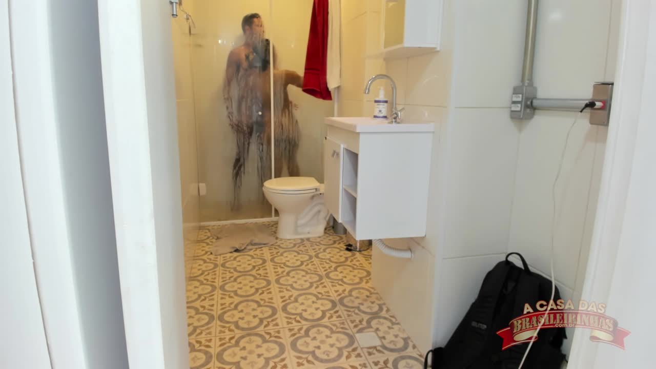 Banho sensual entre Gabi Oliveira e ator na Casa das Brasileirinhas