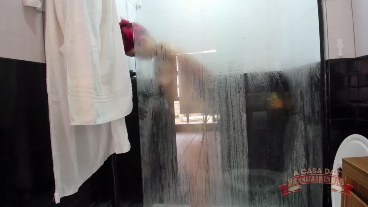 Ginger Smith toma banho pelada na Casa das Brasileirinhas