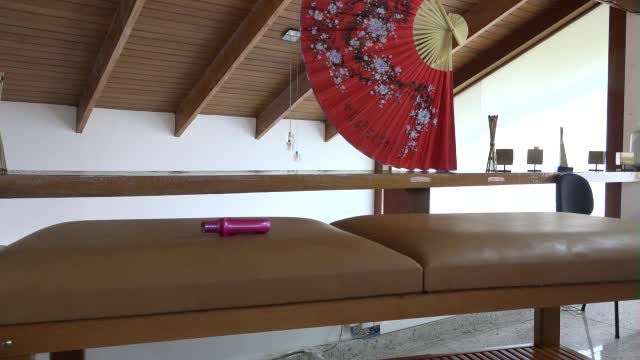 Uma massagem cheia de óleo e duas gostosas nuas AO VIVO