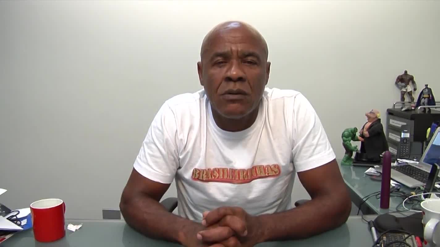 Veja a loira Angel malhando pra manter seu corpão cheio de curvas!