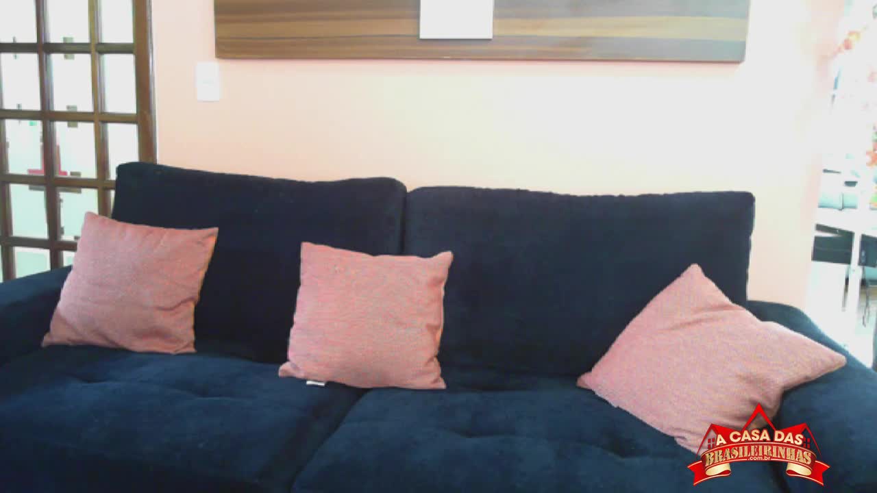 Safadas brincam com consolo durante o chat