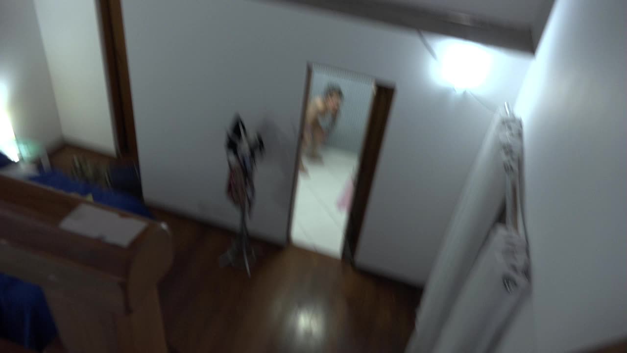 A gata Denny Oliver relaxou na hora do Pompoarismo na Casa