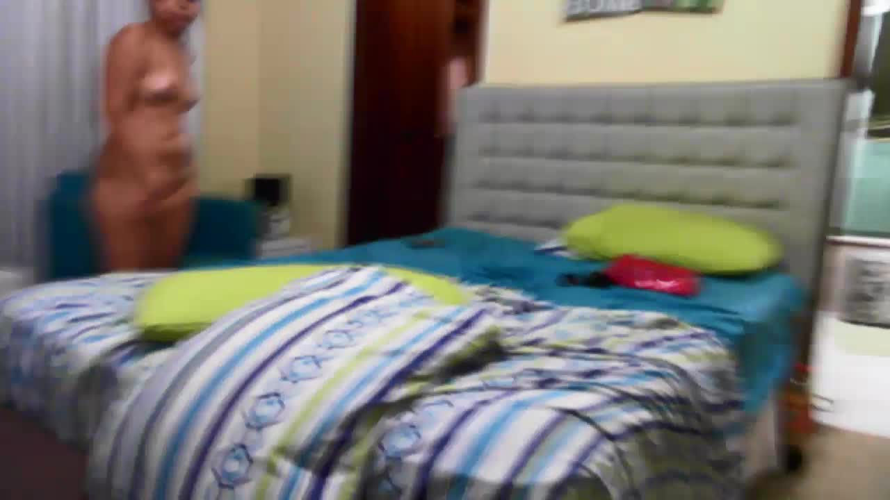Gostosas brincam com consolo antes de dormir