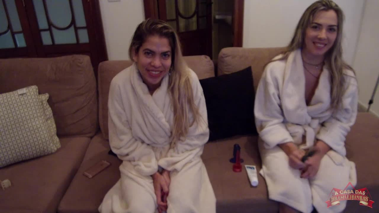 Safadas brincam com consolos nos cuzinhos 