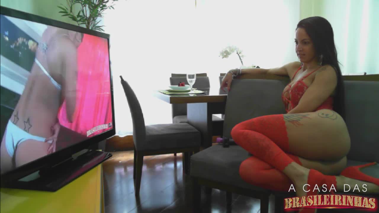 Elisa goza assistindo filme de gang bang