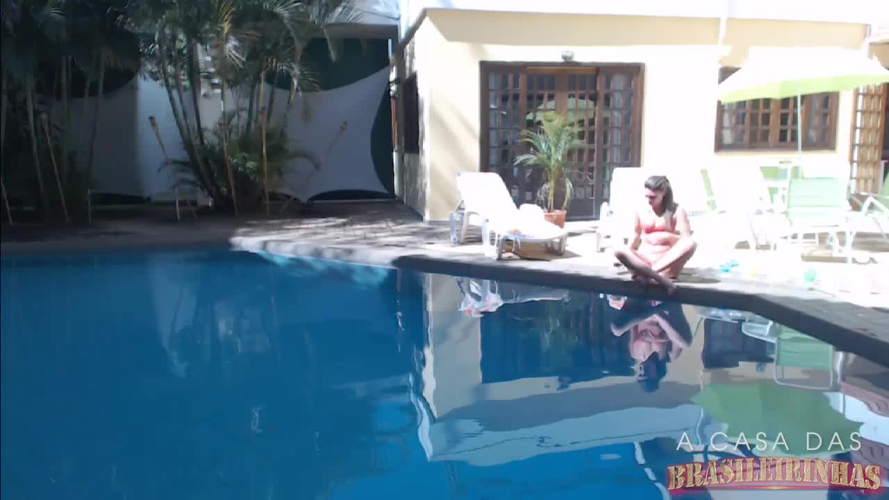 Confira a nossa gostosa Nayra relaxando na piscina