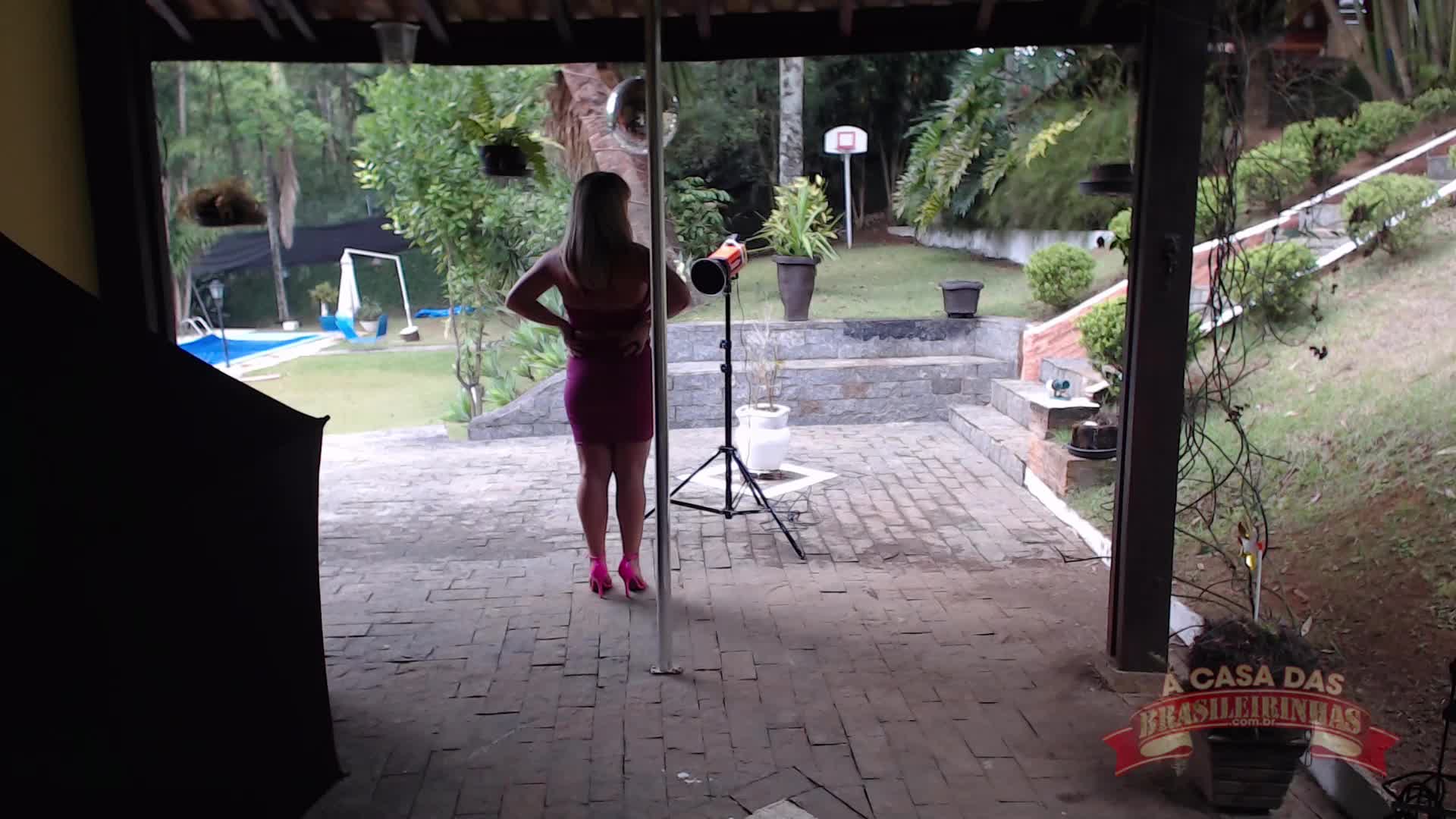 Emauelly Weber nua em ensaio sensual fazendo fotos pornôs