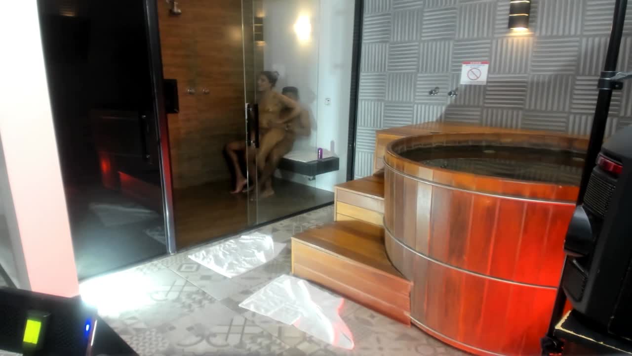 Câmera dentro do banheiro mostra sapecagem de Marcella Schultz.