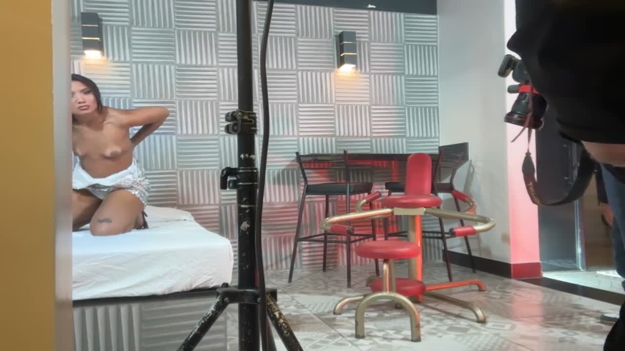 De vestido sensual, Marcella Schultz faz seu segundo ensaio sensual.