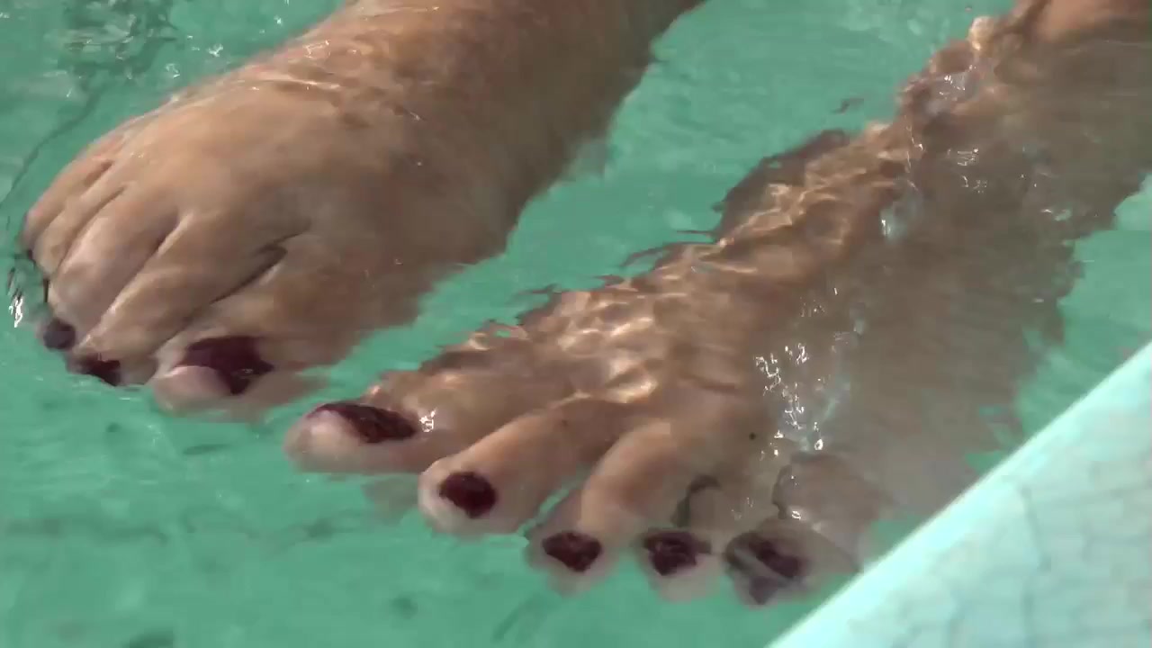 Julia Mattos fazendo footjob na piscina