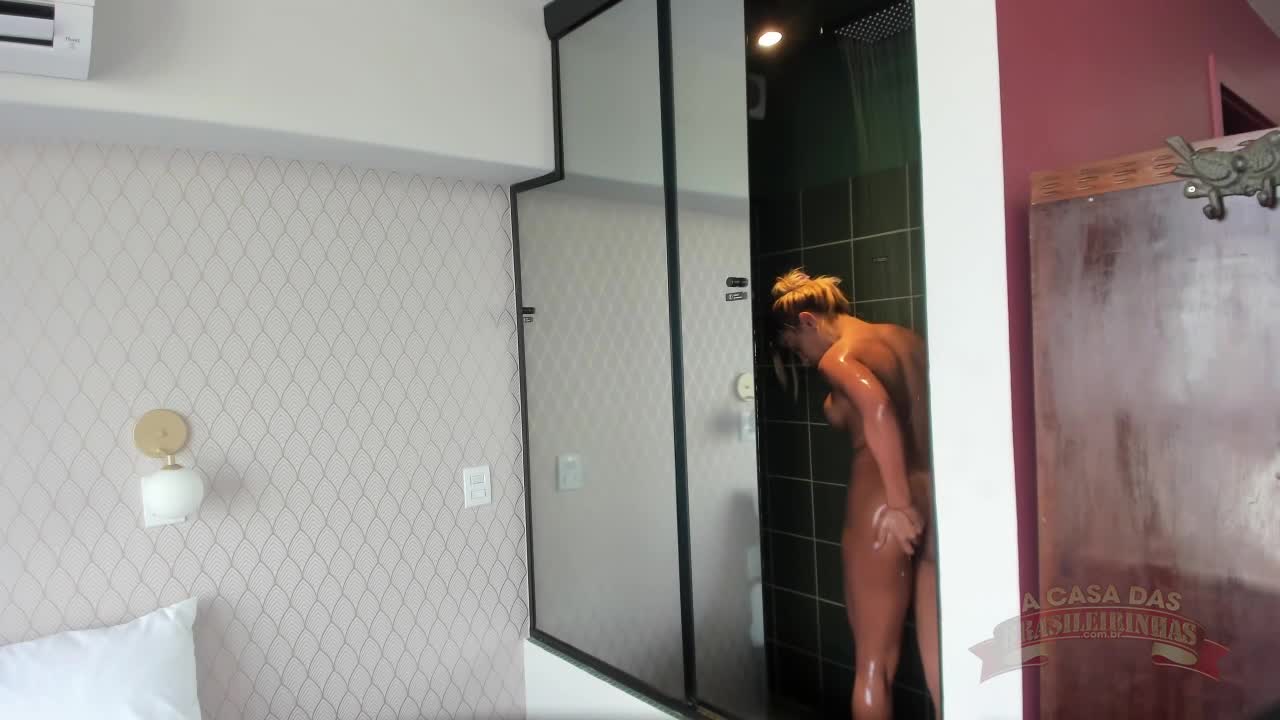 Anitta Hot lavando a buceta no banho sensual na casa das brasileirinhas